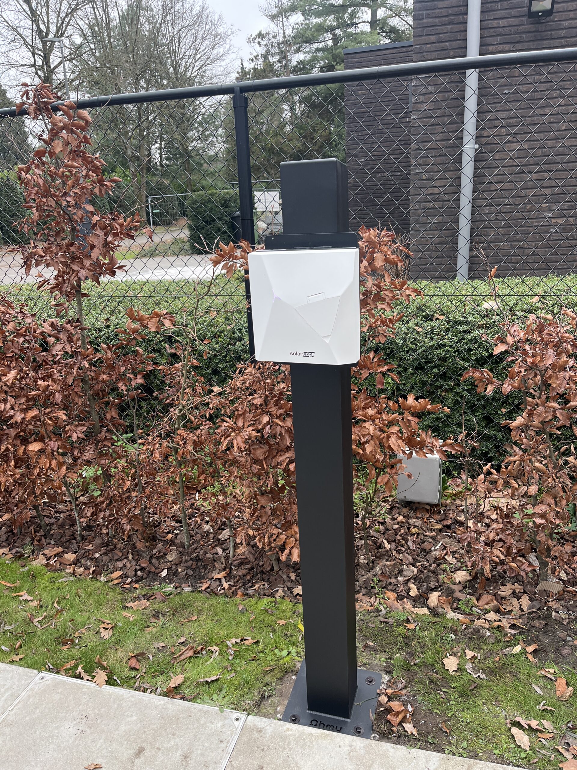 Maatwerk in Antwerpen: SolarEdge-lader perfect geïntegreerd op een strakke Ohmy-montagepaal