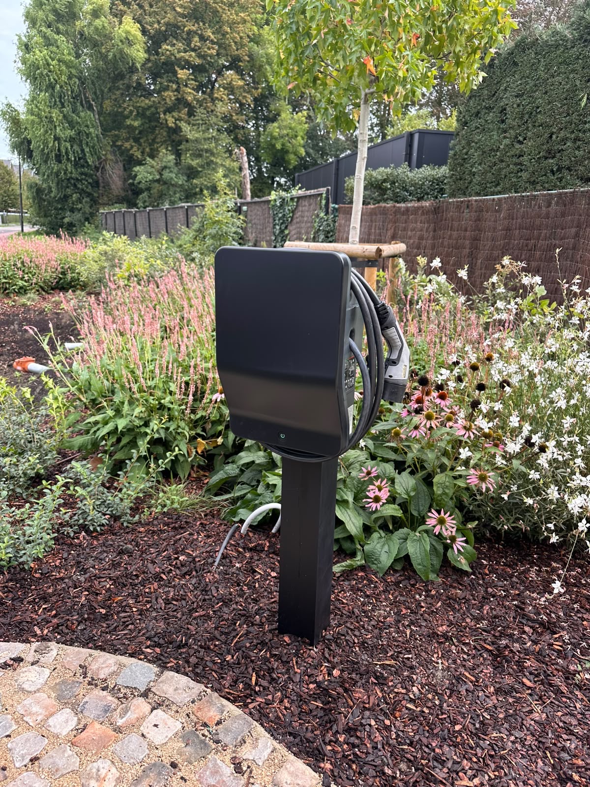 Mode discret : une borne de recharge tout en noir
