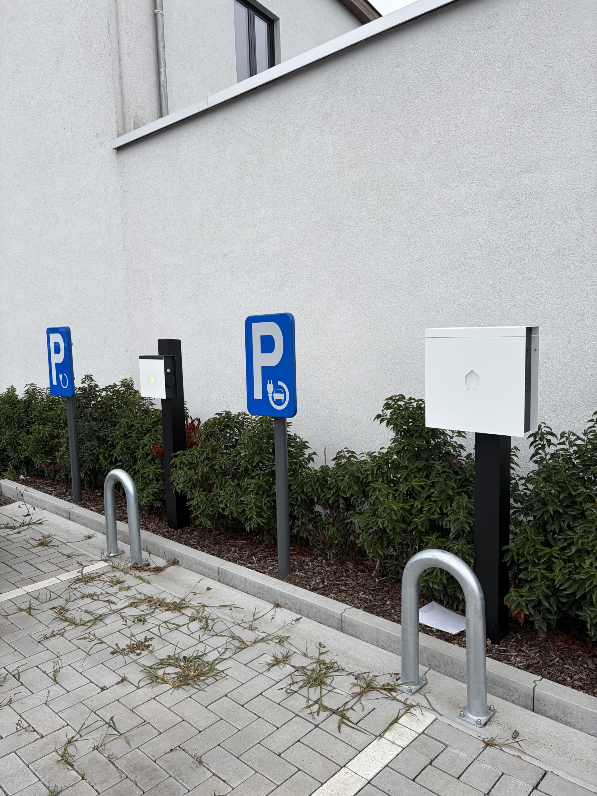 One Ohmy mounting pole for two Smappee charging solutions
